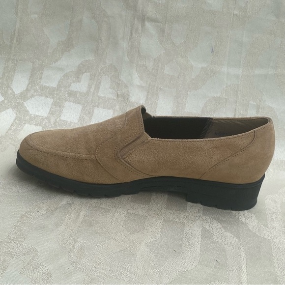 Naturalizer Beige Suede Loafers Size 6AA - Picture 3 of 10